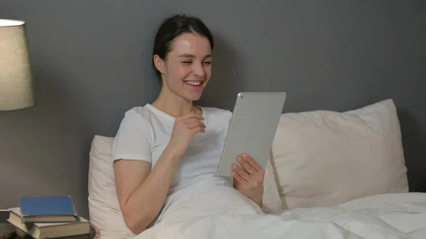 Молода жінка Відео чат на планшеті в ліжку — стокове фото