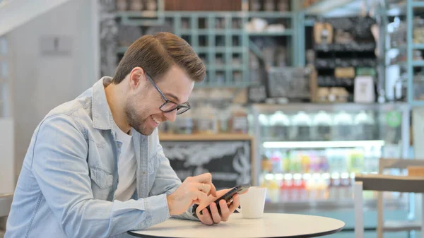 Un homme créatif célèbre son succès sur Smartphone — Photo