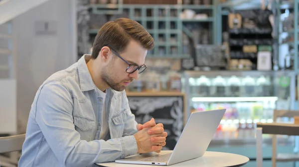 Creative Man känner sig chockad när du arbetar på laptop — Stockfoto