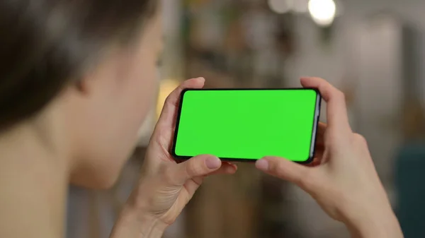 Žena Sledování Smartphone se zelenou Chroma Screen — Stock fotografie