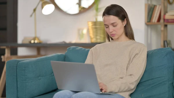 Młoda kobieta z laptopem biorąc drzemkę na kanapie — Zdjęcie stockowe