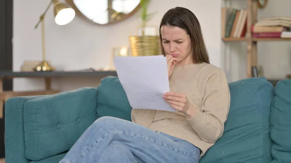 Kanepede Kaybolan Kadın 'a Belgeli Genç Kadın tepki veriyor 