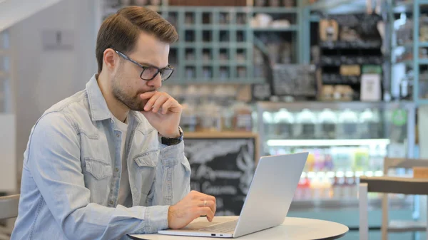 Pensive Man Läsa på laptop i Café — Stockfoto