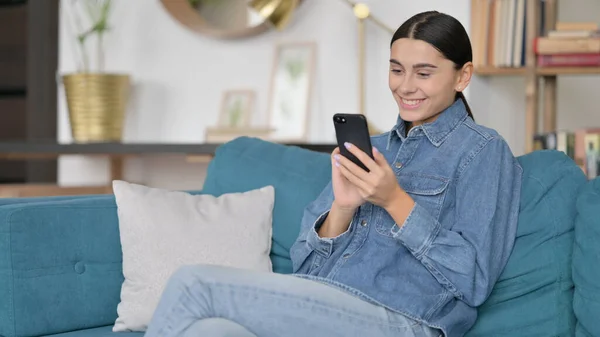 Latin Woman encourager sur Smartphone au travail, Succès — Photo