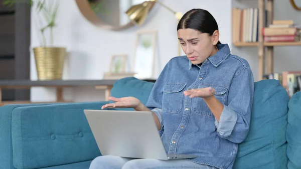 Femme latine réagissant à la perte sur ordinateur portable au travail — Photo