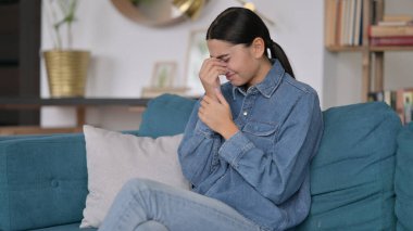 Oturan ve Ağlayan Latin Kadın 