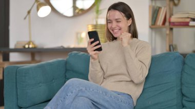 Genç Kadın Smartphone 'da Başarıyı Kutluyor 