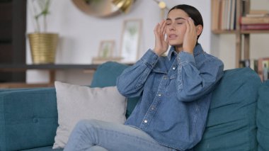 Koltukta Baş Ağrısı Olan Latin Kadın 