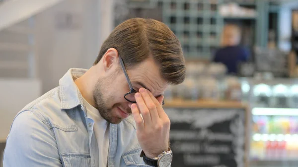 カフェで泣く若者の肖像｜in Cafe — ストック写真