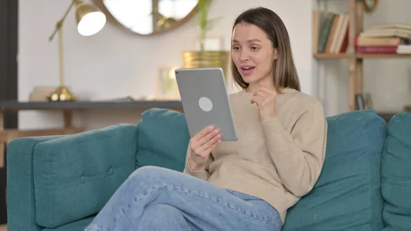 Chat vidéo sur tablette par Jeune femme sur canapé — Photo