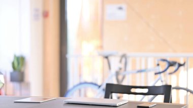 Masasında Bilgisayarı Kapalı Boş Ofis