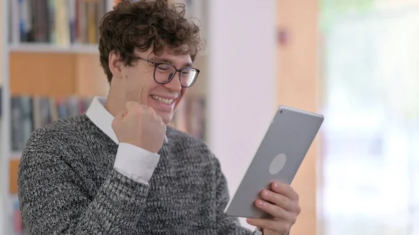 Portrait de jeune homme célébrant sur tablette — Photo