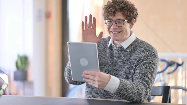 Video Chat en Tablet por Joven —  Fotos de Stock