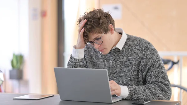 Jeune homme bouleversé par la perte au travail — Photo