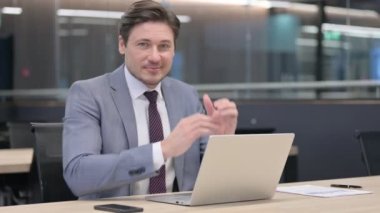 Dizüstü bilgisayarlı Orta Çağ İşadamı, 