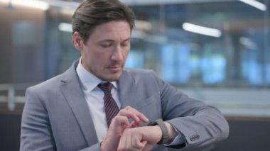 Smartwatch kullanan Orta Çağ İşadamı Portresi 