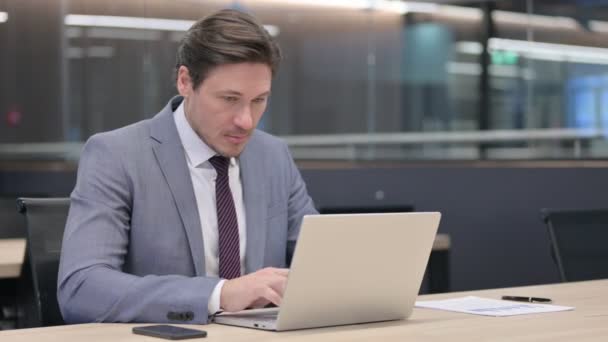 Middle Aged Businessman with Laptop Celebrating in Office — Stock Video