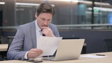 Orta Çağ İşadamı Dizüstü bilgisayar kullanırken Belge Kaybına uğruyor 