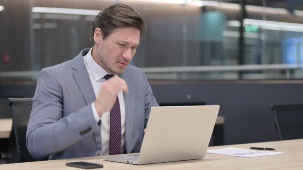 Middle Aged Businessman with Laptop having Neck Pain in Office — Stock Video