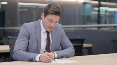 Orta Çağ İşadamı Belgeleri Okuyor ve Kağıt Üzerinde Yazıyor 