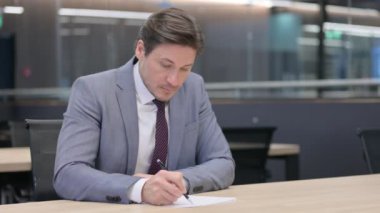 Orta Çağ İşadamı Kağıda Yazıyor 