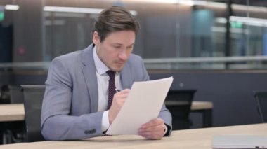 Orta Çağ İşadamı Belgeleri Okuyor 