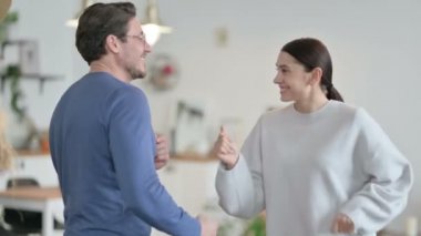 Heyecanlı İspanyol Çiftin Evde Dans Etmesi, Kutlama 