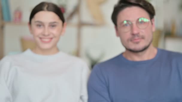 Portré boldog latin pár fogja egymás kezét szív alakú — Stock videók