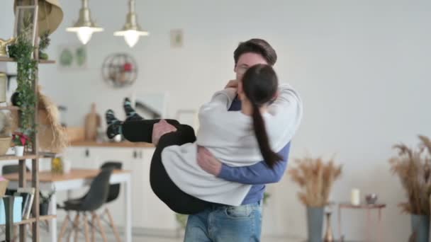 腕の中で女を抱えながら円を描くスペイン人男性のスローモーション — ストック動画