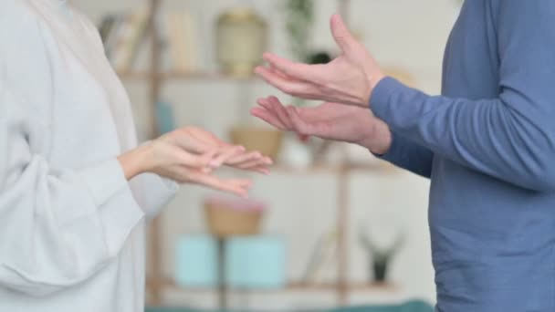 Close up of Hand Gesture of Young Couple tendo Luta, Argumento — Vídeo de Stock