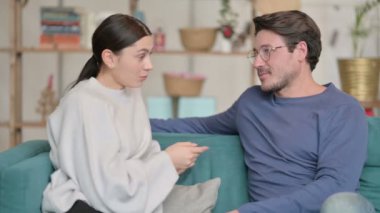 Çekici Latin Çift, koltukta otururken sohbet ediyor. 