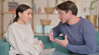 Genç Çift Evdeki Koltukta Otururken Tartışıyor 