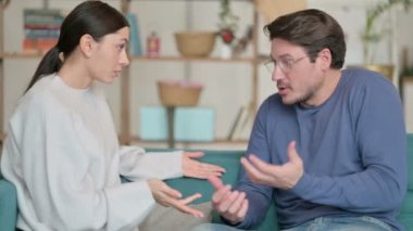 Erkek Partner Durup Giderken Latin Kadın Dövüşüyor