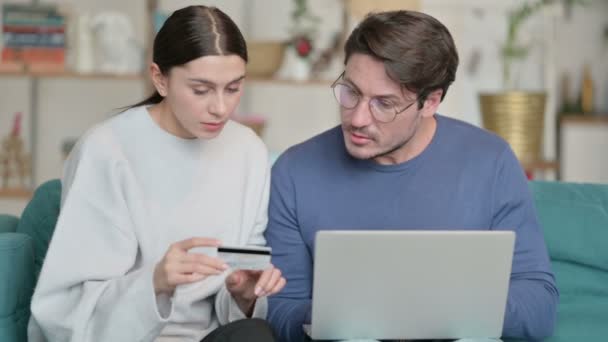 El fracaso de compras en línea en el ordenador portátil por pareja latina en casa — Vídeos de Stock