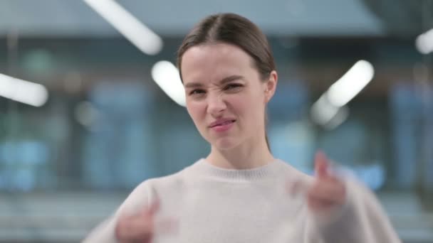 Portret van een agressieve vrouw met middelvinger — Stockvideo