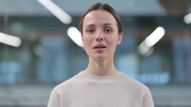 Porträtt av kvinna skakar huvud som Ja tecken — Stockvideo
