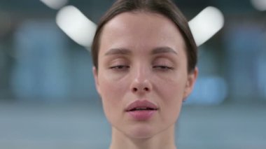 Kameraya bakan kadının yüzüne yaklaş. 