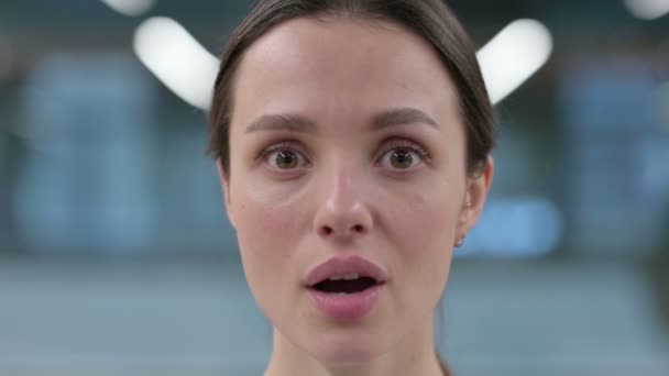 Primo piano del volto della donna con espressione scioccata — Video Stock