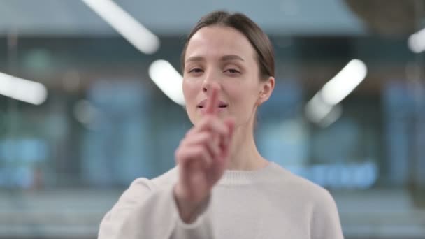 Portrait of Woman Pointing at the Camera and Inviting — Stock Video