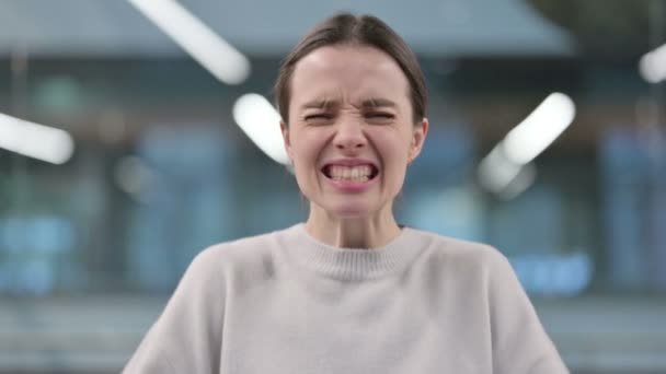 Porträt einer attraktiven Frau, die schreit und schreit — Stockvideo