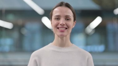 Çevrimiçi Konuşan Kadın Portresi