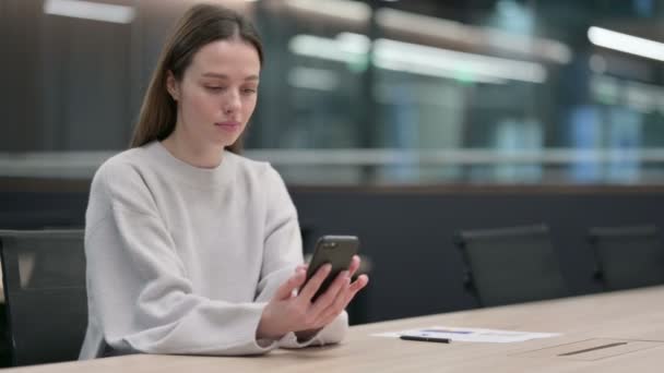 Femme attrayante en utilisant Smartphone au travail — Video