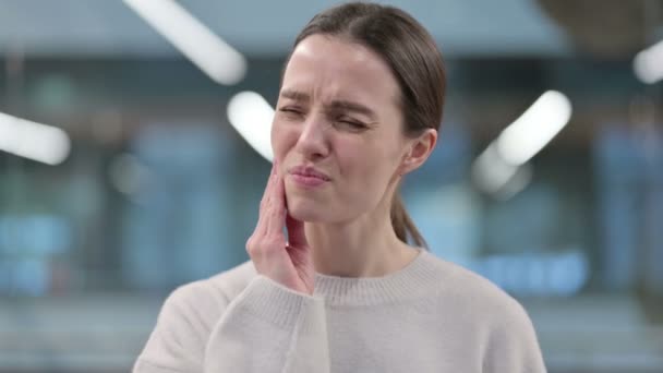 Portrait de Femme ayant mal aux dents, Cavité — Video