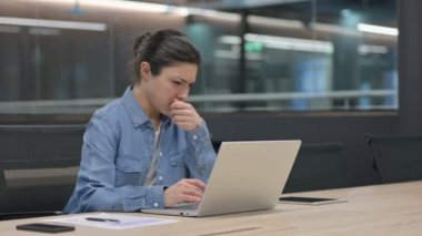 İşte dizüstü bilgisayar kullanırken Hintli Kadın öksürüyor 