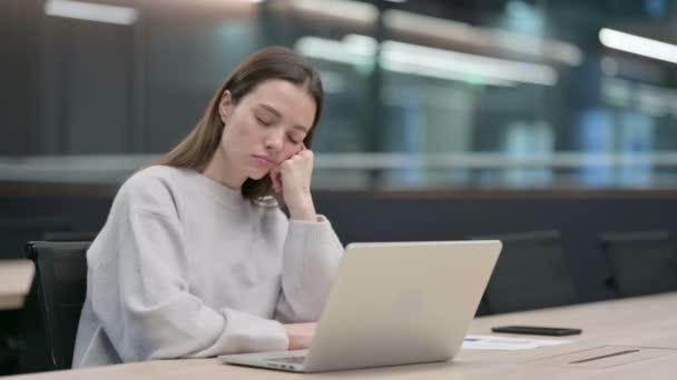 Femme avec ordinateur portable faisant la sieste au travail — Video