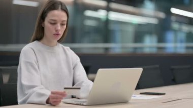 Çevrimiçi Alışveriş Ödemesi Hatalı Kadın Dizüstü Bilgisayarı 