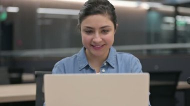 Laptop 'ta Kutlayan Başarılı Hintli Kadın' ın Kapanışı 
