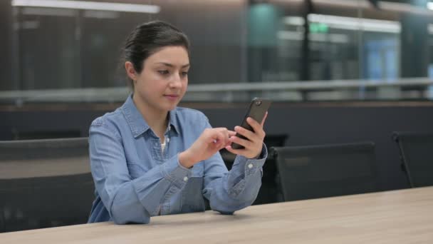 Inderin nutzt Smartphone bei der Arbeit — Stockvideo