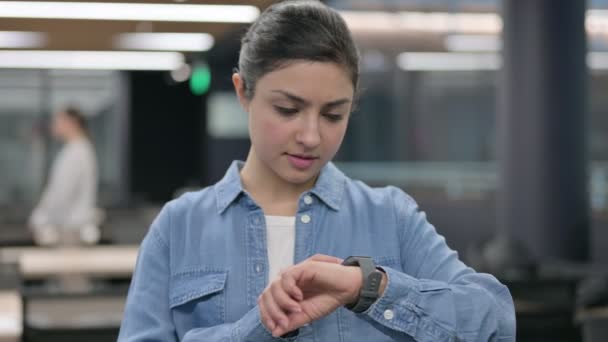 Retrato de bela mulher indiana usando relógio inteligente — Vídeo de Stock