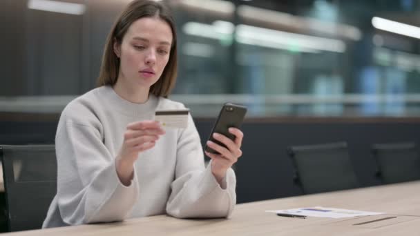 Achats en ligne Paiement échec sur Smartphone par Femme — Video